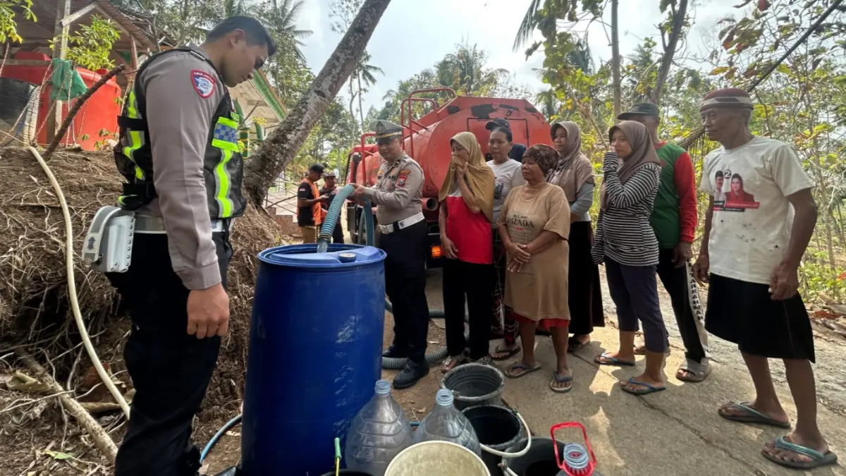 KEMARAU: Warga Dusun Bengle, Desa Sambong, Pacitan, mengantre bantuan air bersih yang disalurkan kepolisian setempat, Jumat (11/9). NUR CAHYONO/RADAR PACITAN