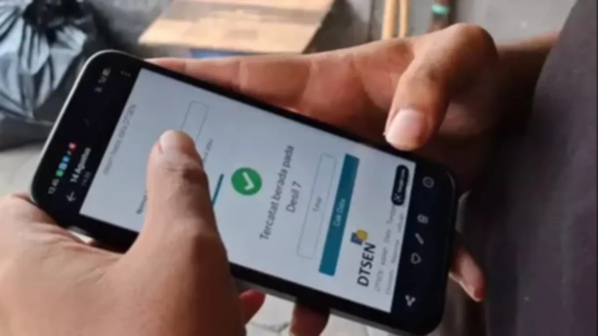 KESEJAHTERAAN: Warga Pacitan mengecek Data Tunggal Sosial Ekonomi Nasional (DTSEN). DOK/RADAR PACITAN
