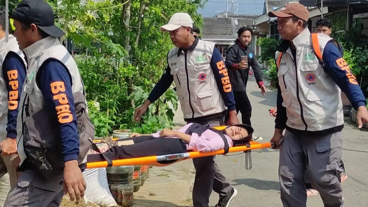 KESIAPSIAGAAN: Warga mengikuti salah satu skenario dalam simulasi penanggulangan bencana di Kelurahan Ploso, Pacitan, Jumat (11/9).  NUR CAHYONO/RADAR PACITAN