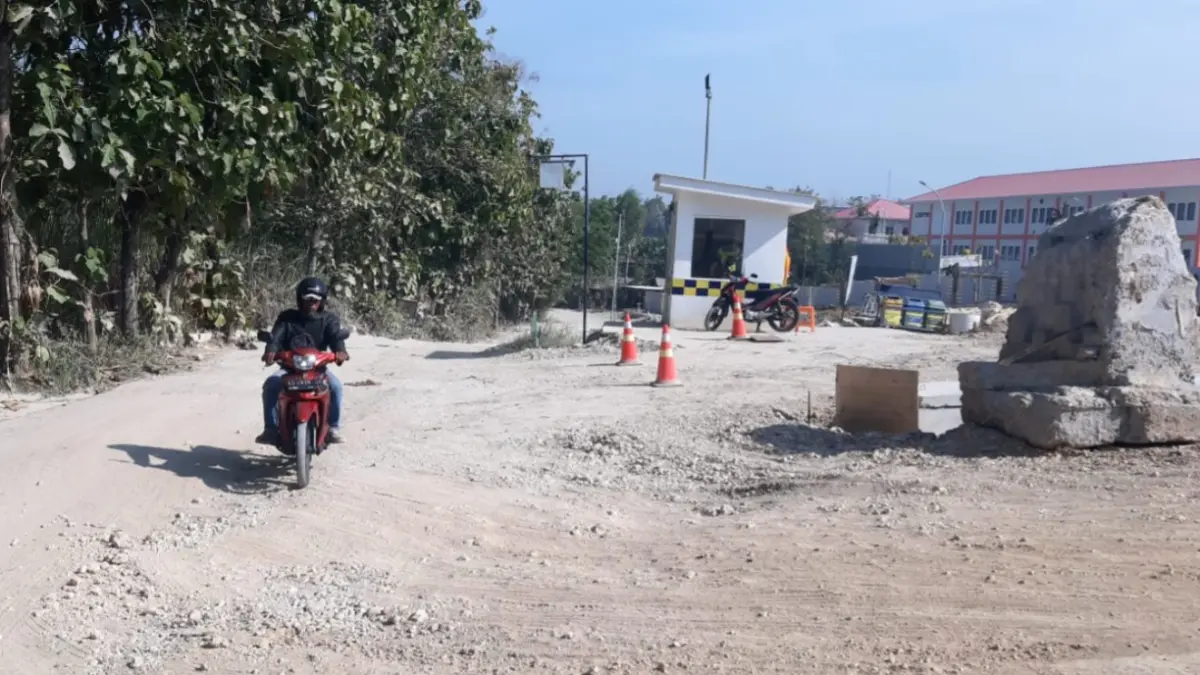 MASIH RUSAK: Kondisi jalan menuju SRT Ngawi 1 di Desa Karangtengah Prandon. ASEP SYAEFUL BACHRI/JAWA POS RADAR NGAWI