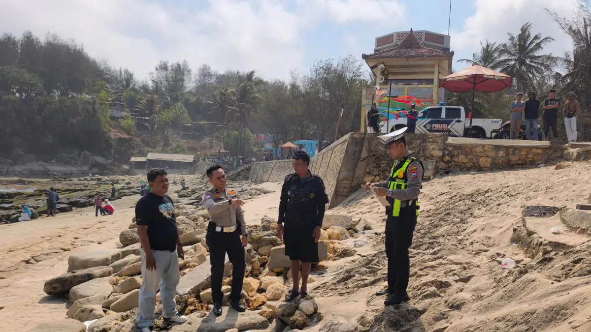 OLAH TKP: Polisi menangani kecelakaan ATV di kawasan Pantai Klayar, Kecamatan Donorojo, Pacitan, Minggu (13/9). NUR CAHYONO/JAWA POS RADAR PACITAN