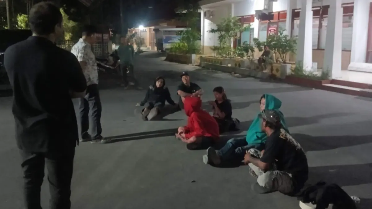 DITERTIBKAN: Petugas Satpol PP Ngawi mengamankan enam pemuda yang kedapatan mengonsumsi miras di kawasan Street Food Ngawi, samping Masjid Agung Baiturrahman, Sabtu (12/9) malam. SATPOL PP NGAWI UNTUK JAWA POS RADAR NGAWI