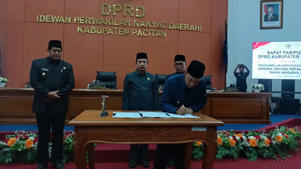 ANGGARAN BERUBAH: DPRD Pacitan bersama Pemkab Pacitan mengesahkan P-APBD Pacitan 2026 dalam rapat paripurna, Senin (14/9). NUR CAHYONO/JAWA POS RADAR PACITAN