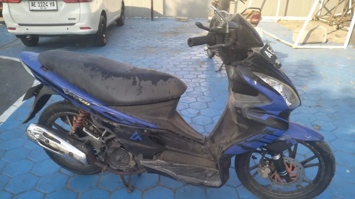 BARANG BUKTI: Dua kendaraan yang terlibat kecelakaan maut di Jalan Raya Madiun–Surabaya, Desa Sugihwaras, Kecamatan Saradan, diamankan petugas kepolisian.