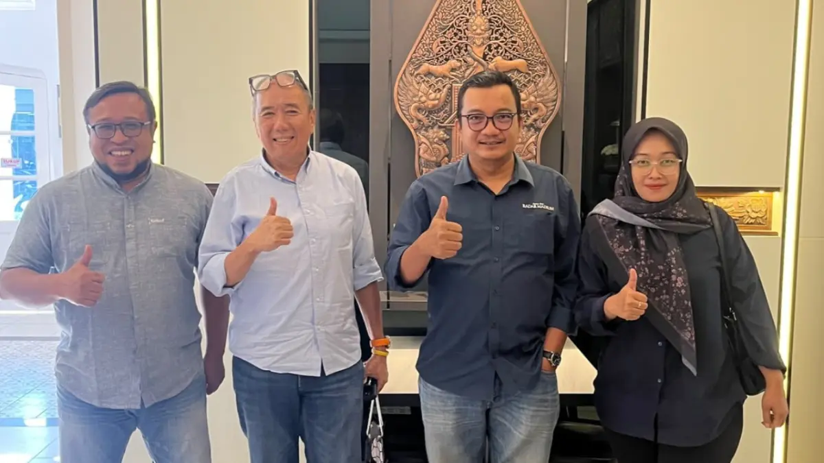 Direktur Jawa Pos Radar Madiun Ockta Prana (kiri) dan pengusaha senior Sony Hendarto (dua dari kiri) berdialog membahas dinamika bisnis dan optimisme ekonomi.