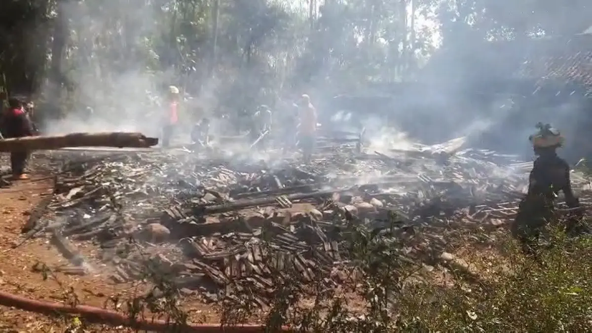 LUDES: Kondisi rumah Siti Yuniatun di Dusun Krajan, Desa Ketanggung, Kecamatan Sine, Ngawi, yang terbakar Senin (14/9). ASEP SYAEFUL BACHRI/JAWA POS RADAR NGAWI