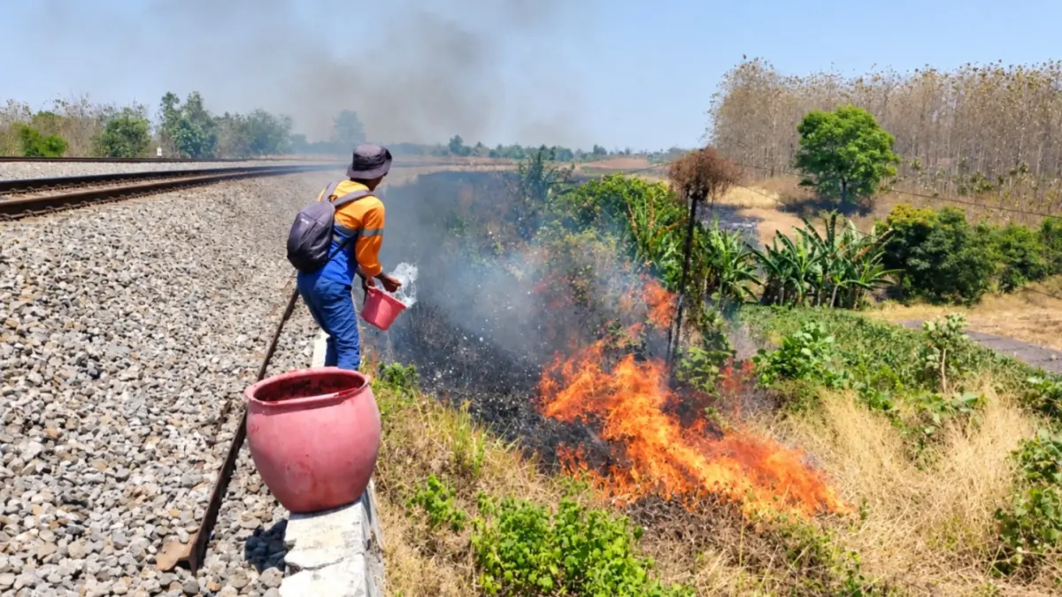 BAHAYAKAN PERJALANAN: Kebakaran lahan terjadi di sekitar jalur kereta api wilayah KAI Daop 7 Madiun.