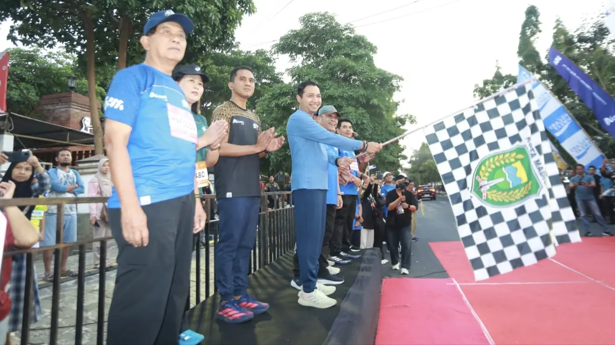 BANJIR PELARI: Ribuan peserta memadati KAI Madiun Running Fest 2026 di Kota Madiun, Minggu (13/9).