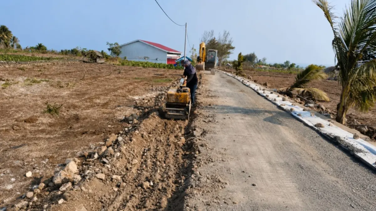 BELUM TUNTAS: Aktivitas pengerjaan salah satu proyek infrastruktur di Kabupaten Pacitan.