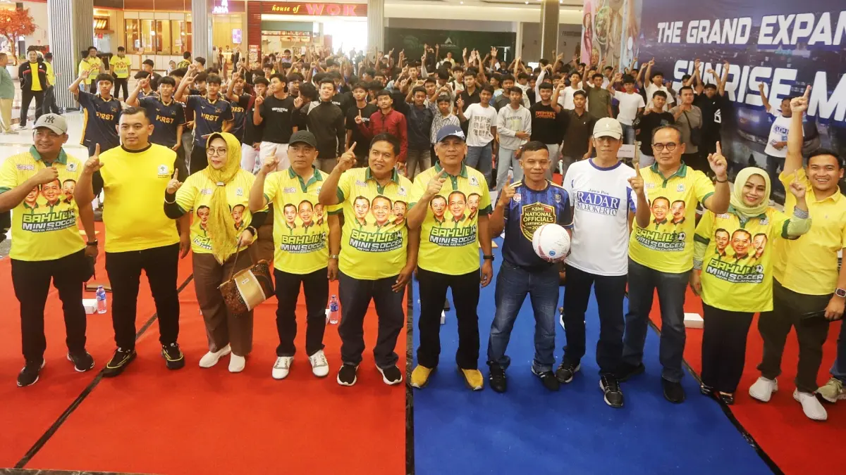 Anggota DPRD Jatim dari Fraksi Partai Golkar Sumardi, Direktur Jawa Pos Radar Mojokerto M Nur Kholis, dan pimpinan DPD PG dari tiga daerah bersama tim peserta Turnamen Bahlil Mini Soccer Asyik Menuju Puncak dalam seremoni kickoff di Sunrise Mall Mojokerto, Sabtu (12/9). (SOFAN KURNIAWAN/RADAR MOJOKERTO)