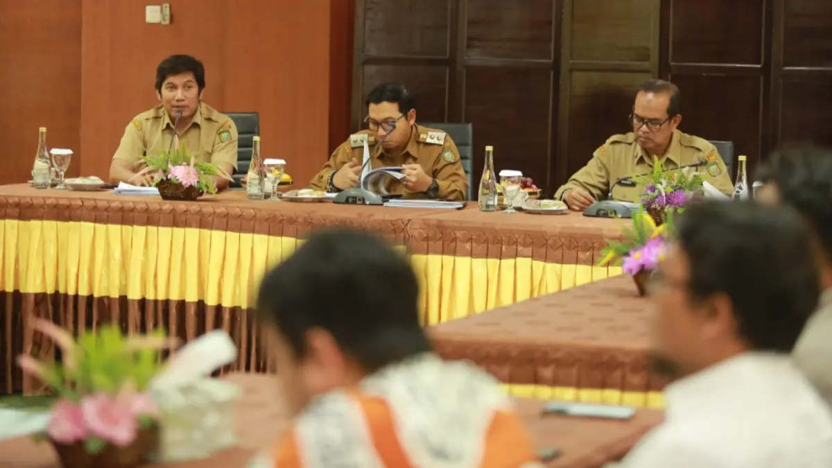 KOREKSI RANCANGAN: Plt Wali Kota Madiun F Bagus Panuntun bersama Plt Kepala DPUPR Dwi Setyo Nugroho (kiri) dan Sekda Soeko Dwi Handiarto saat evaluasi perencanaan pembangunan 2027 di Graha Krida Praja, Selasa (15/9). Bagas Bimantara/Jawa Pos Radar Madiun
