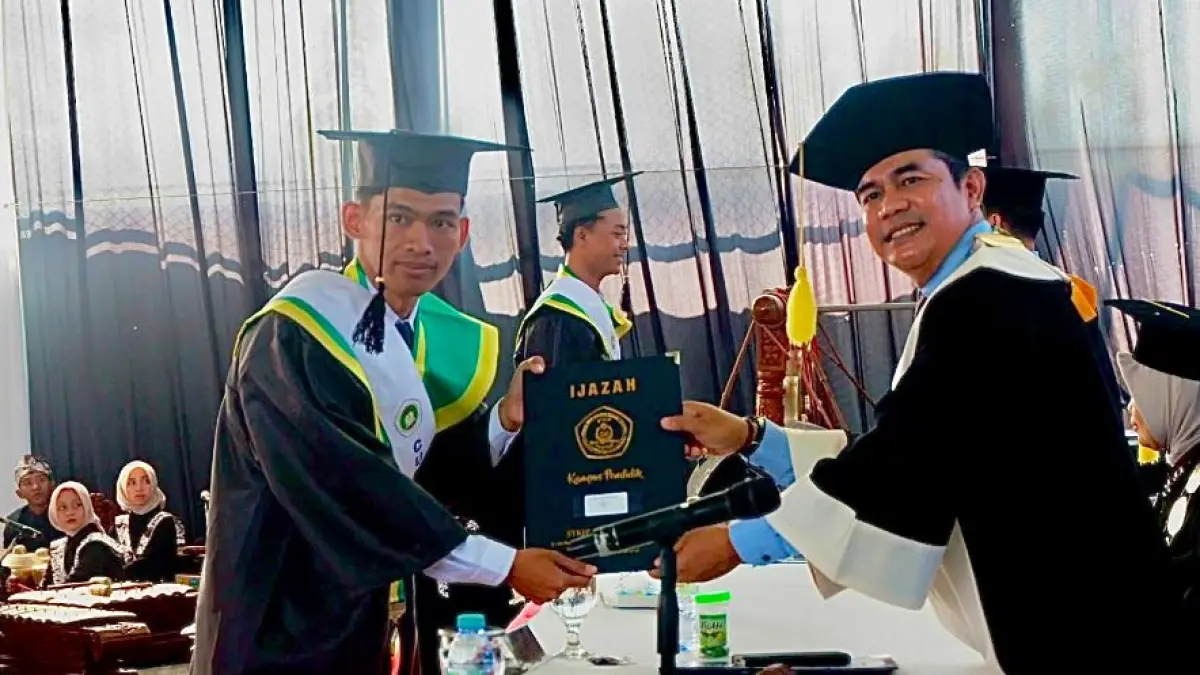 STKIP PGRI Pacitan sukses gelar wisuda hibrida bagi 455 mahasiswa.