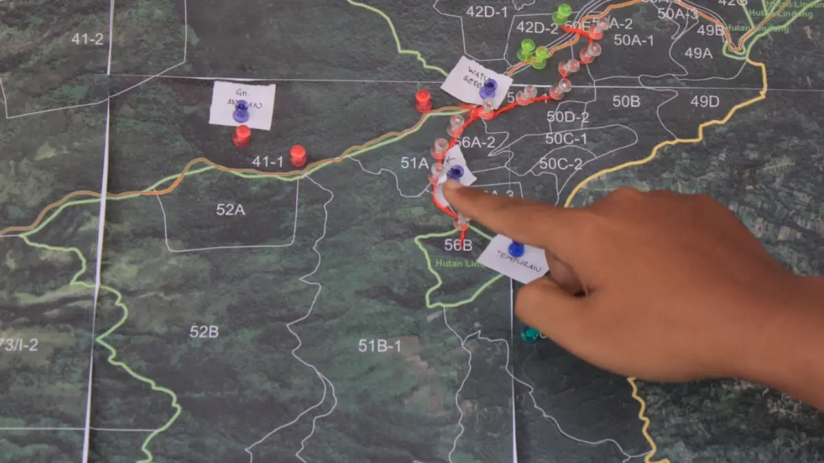 WASPADA TITIK BARU: Petugas menunjukkan pergerakan karhutla di lereng Gunung Lawu, Rabu (16/9). Aji Putra/Radar Magetan