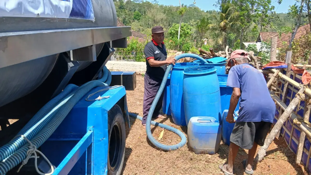 AIR UNTUK WARGA: Warga menerima distribusi air bersih di salah satu wilayah terdampak kekeringan Pacitan.