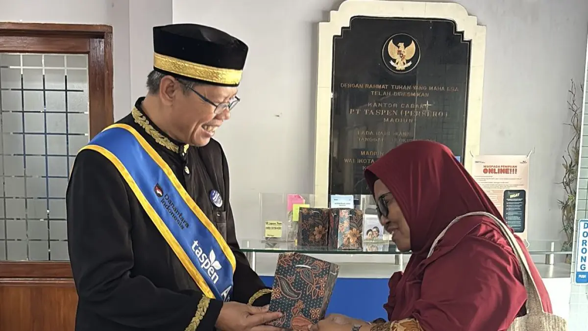 APRESIASI: Branch Manager Taspen KC Madiun Susilo memberikan souvenir menarik kepada peserta Taspen pada momen Hari Pelanggan Nasional, Jumat (4/9) lalu.