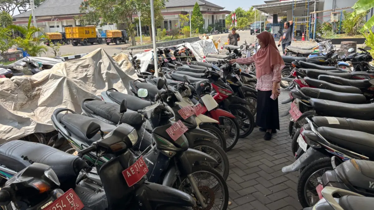 LARIS: Ratusan kendaraan dinas aset Pemkab Madiun ludes terjual dalam lelang tahap II. Dok. Radar Caruban