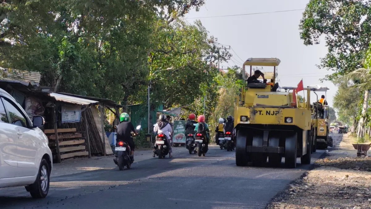 PEKERJAAN FISIK: Pemkab Ponorogo mulai memperbaiki sejumlah ruas jalan rusak. Sugeng Dwi N./Jawa Pos Radar Ponorogo