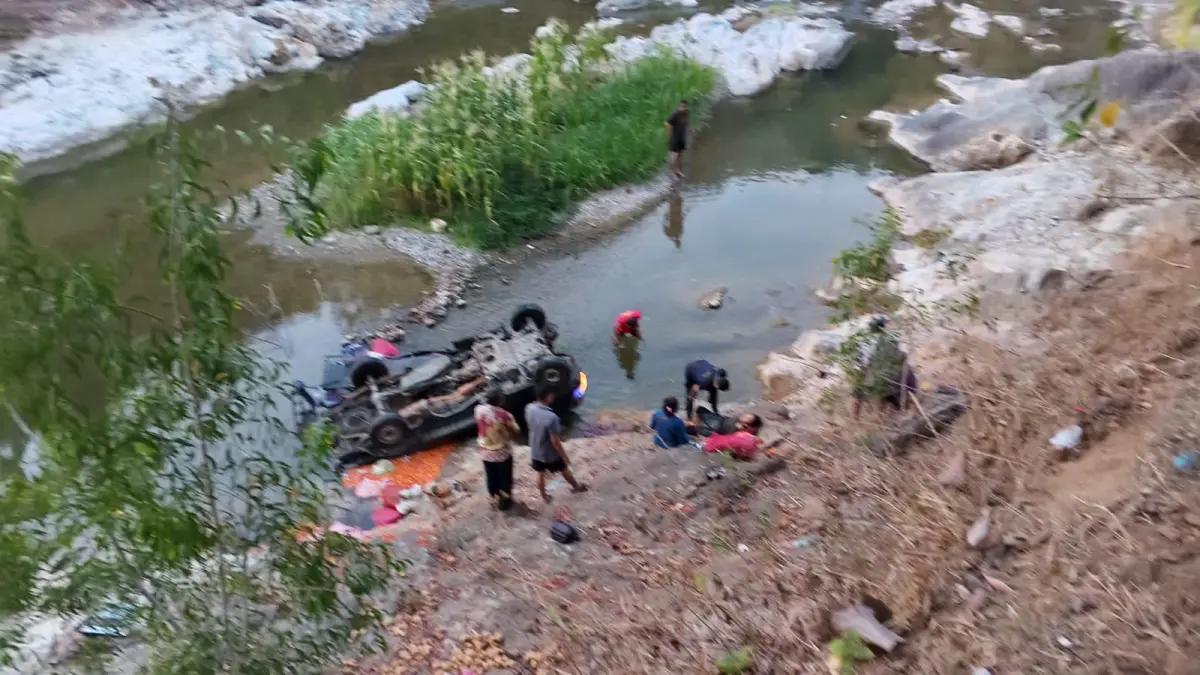 TERJUN KE SUNGAI: Kondisi pikap Daihatsu Gran Max setelah terjun ke Sungai Grindulu di Desa Ngreco, Kecamatan Tegalombo, Kamis (17/9) dini hari.