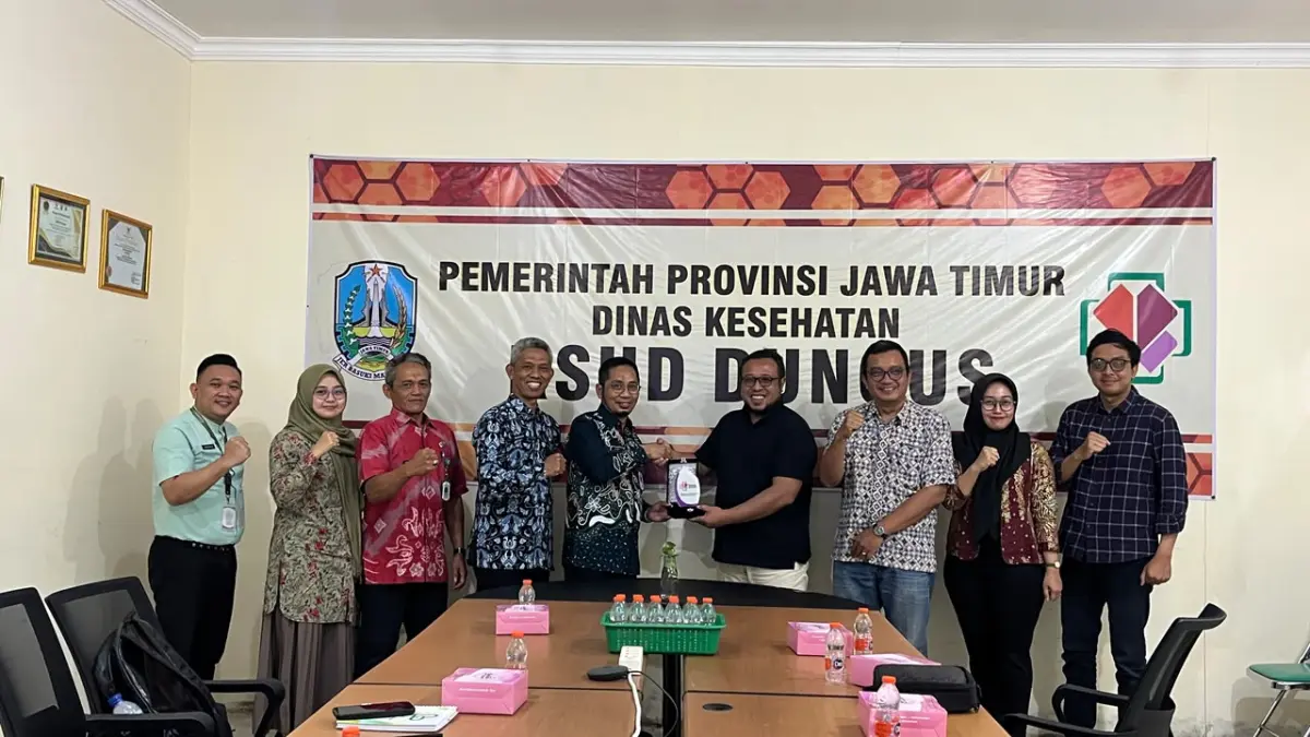Direktur Jawa Pos Radar Madiun Ockta Prana Lagawira (empat dari kanan) bersama Direktur RSUD Dungus dr. Heru Susilo (lima dari kiri).