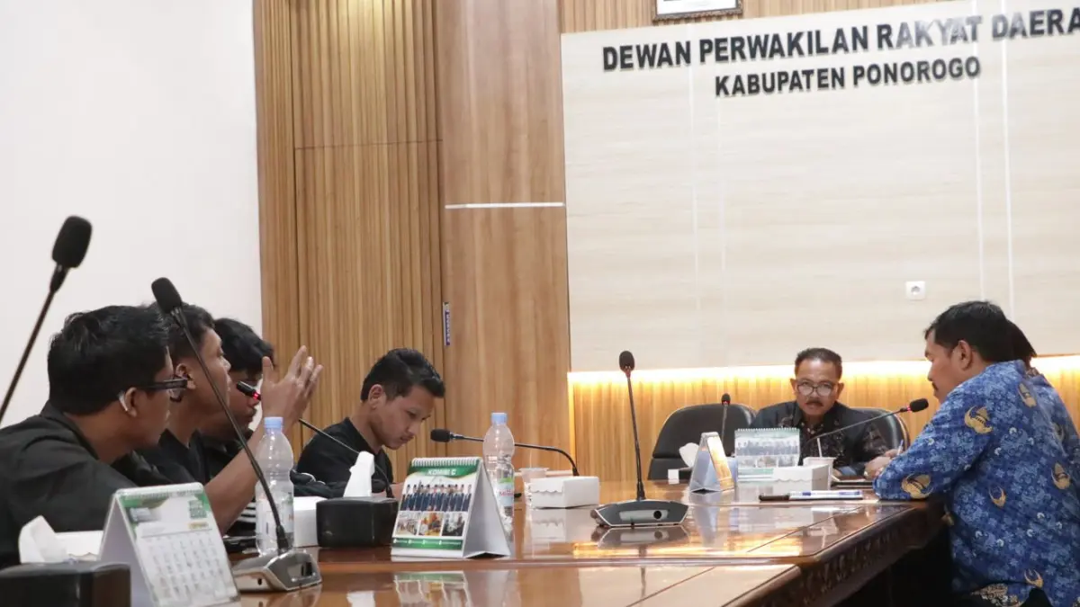 DPRD Ponorogo menggelar RDP bersama perwakilan suporter sepak bola dan Disbudparpora Ponorogo, Kamis (17/9). (SUGENG DWI/RADAR MADIUN)