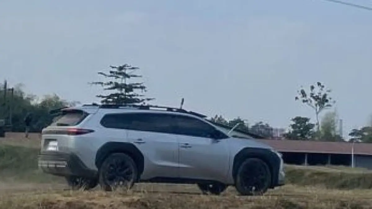 Mobil listrik Toyota New bZ4X Touring tampak diuji coba di medan off-road.