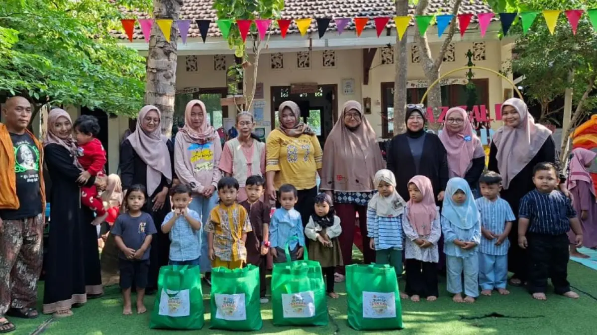 PAUD Plus Az Zalfa Pacitan menanamkan rasa empati anak sejak dini melalui program Jumat Berbagi. Puluhan paket bingkisan disalurkan dari infaq Tabungan Surga.