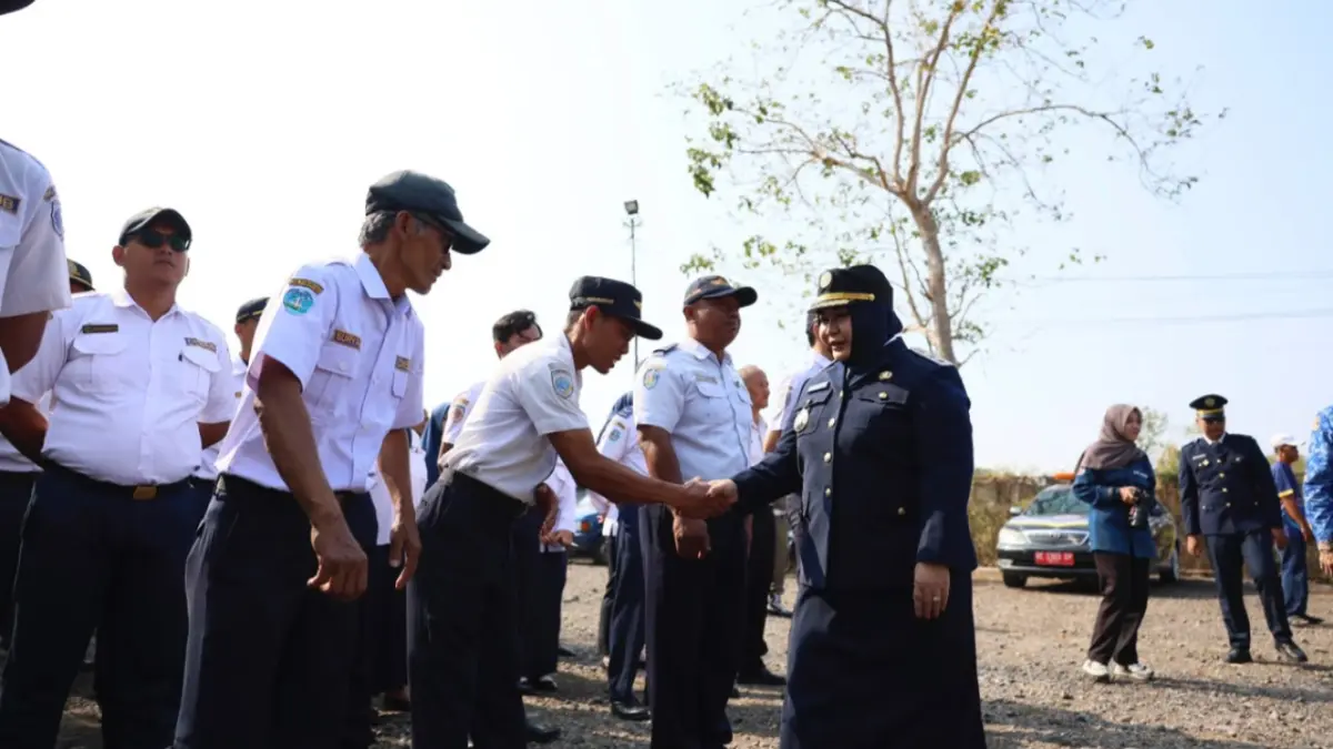 PERINGATAN: Plt Bupati Ponorogo Lisdyarita menegaskan perlunya penanganan lintas sektor untuk mengendalikan truk ODOL agar tidak mempercepat kerusakan jalan seusai memimpin apel Hari Perhubungan Nasional. FOTO: PROKOPIM UNTUK JAWA POS RADAR PONOROGO