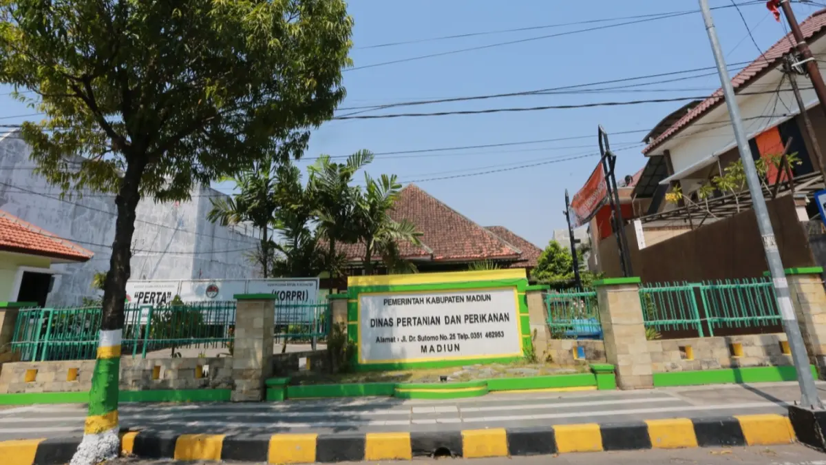 KANTOR UTAMA: Gedung Disperta Kabupaten Madiun di Jalan dr Sutomo disiapkan menjadi kantor utama DP3 setelah peleburan Disperta dan DKPP. FOTO: BAGAS BIMANTARA/RADAR CARUBAN
