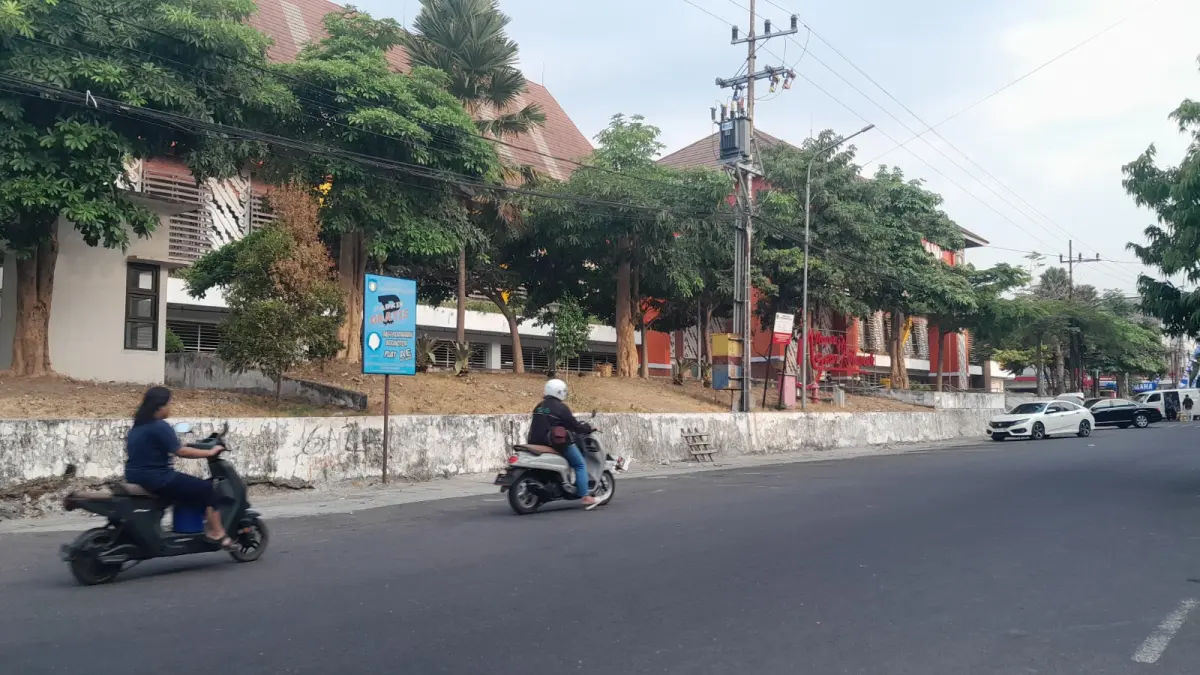 PARKIR BERLANGGANAN: Salah satu kantong parkir di depan Pasar Besar Ngawi. FOTO: ASEP SYAEFUL BACHRI/JAWA POS RADAR NGAWI