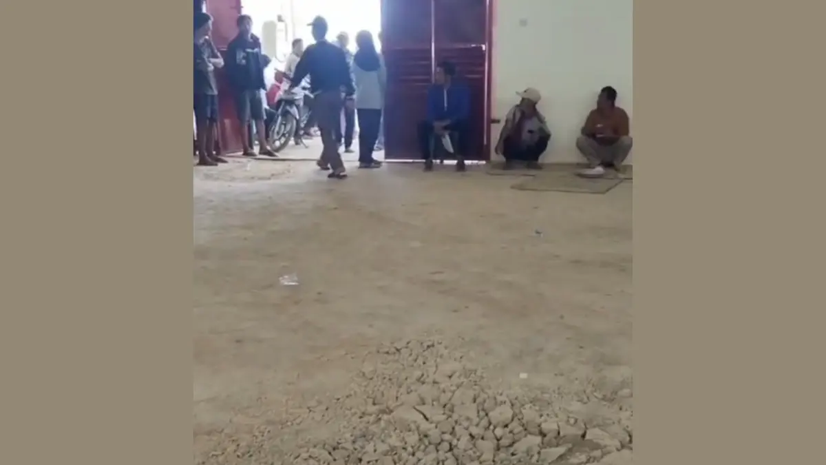 RUSAK: Lantai beton bangunan KDMP Bandar, Pacitan, retak hingga ambrol setelah dilintasi truk pengangkut bantuan pangan bermuatan sekitar delapan ton.