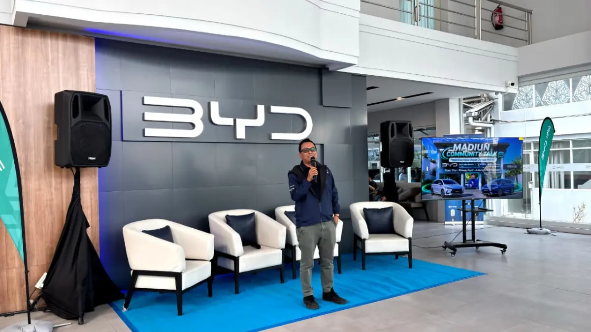 SAMBUTAN – Branch Manager BYD Haka Madiun Joko Pono Widagdo saat memberikan sambutan dalam kegiatan komunitas BYD Haka Madiun. (BYD Haka Madiun)
