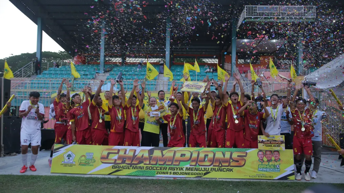 Pemain SMAN 3 Bojonegoro merayakan keberhasilan meriah juara pertama Turnamen Bahlil Mini Soccer Zona Bojonegoro di Stadion Letjend Soedirman (SLS), 15 September lalu. Mereka menumbangkan MAN 1 Bojonegoro di laga pemungkas dengan skor 4-0. (ANDIKA FERIAWAN/RADAR BOJONEGORO)