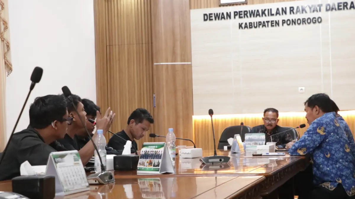 BAHAS STADION: DPRD Ponorogo menggelar RDP bersama perwakilan suporter dan Disbudparpora membahas pengembangan Stadion Batoro Katong, kemarin (17/9). SUGENG DWI N./JAWA POS RADAR PONOROGO