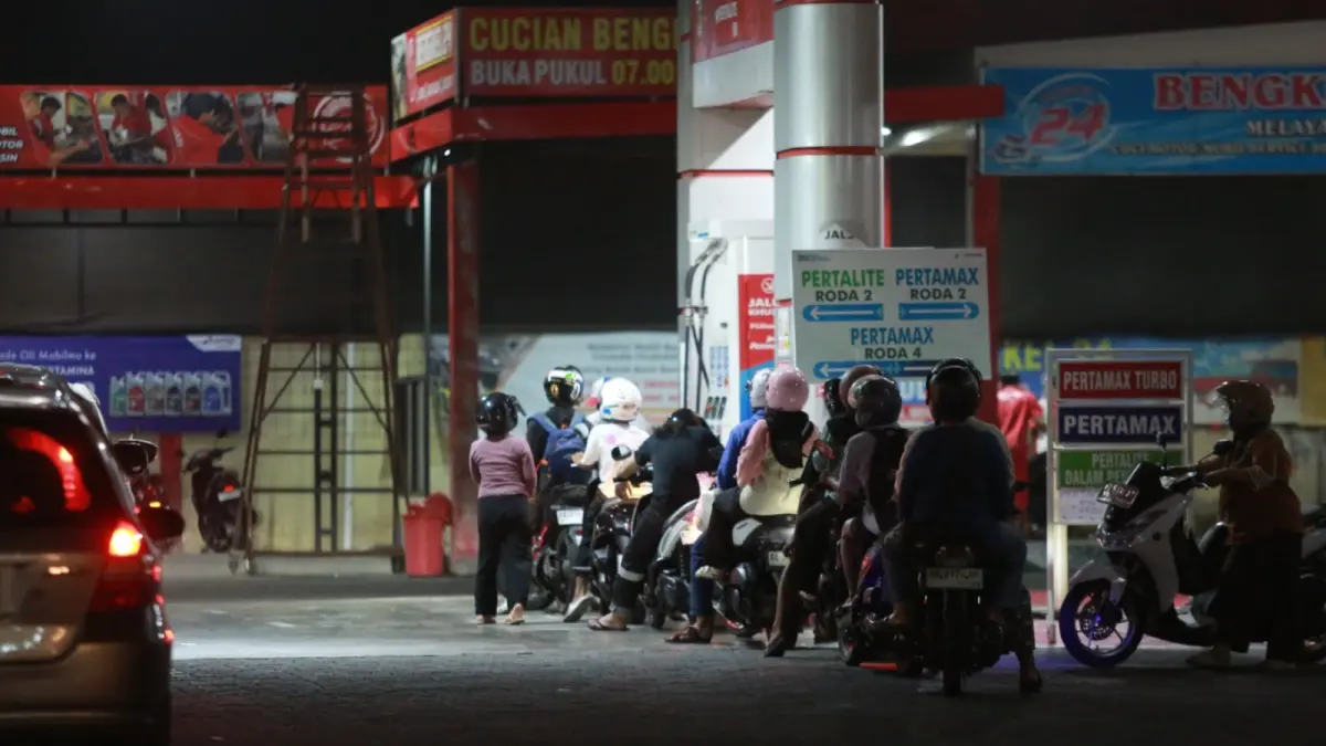ANTRE BENSIN: Kendaraan mengantre pengisian BBM di SPBU Jalan Mayjen Sungkono, Kota Madiun, Jumat (18/9) malam. Hiswana Migas dan Pertamina memastikan stok BBM tetap aman. BAGAS BIMANTARA/JAWA POS RADAR MADIUN