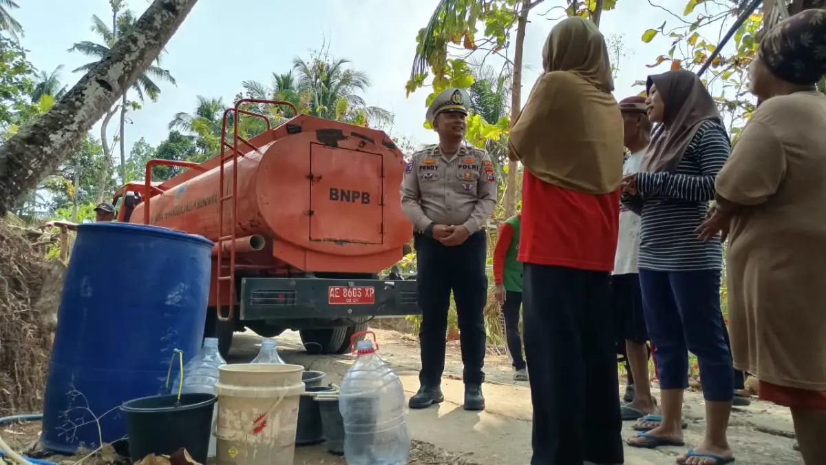 BANTUAN AIR BERSIH: Petugas menyalurkan bantuan air bersih kepada warga terdampak kekeringan di Pacitan. DOK/RADAR PACITAN