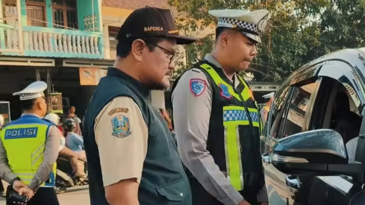 CEK PAJAK: Petugas gabungan memeriksa kelengkapan administrasi dan status pembayaran pajak kendaraan bermotor di Perempatan Cuwik, Pacitan, Kamis (17/9).