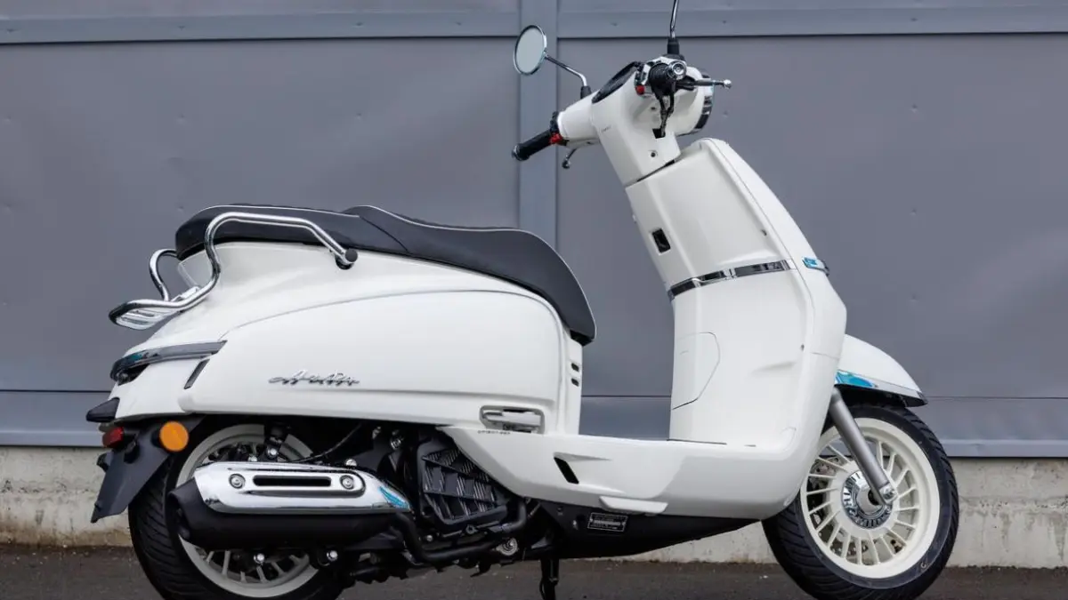 CFMoto merilis skutik retro 150 Aura dengan desain mirip Vespa.