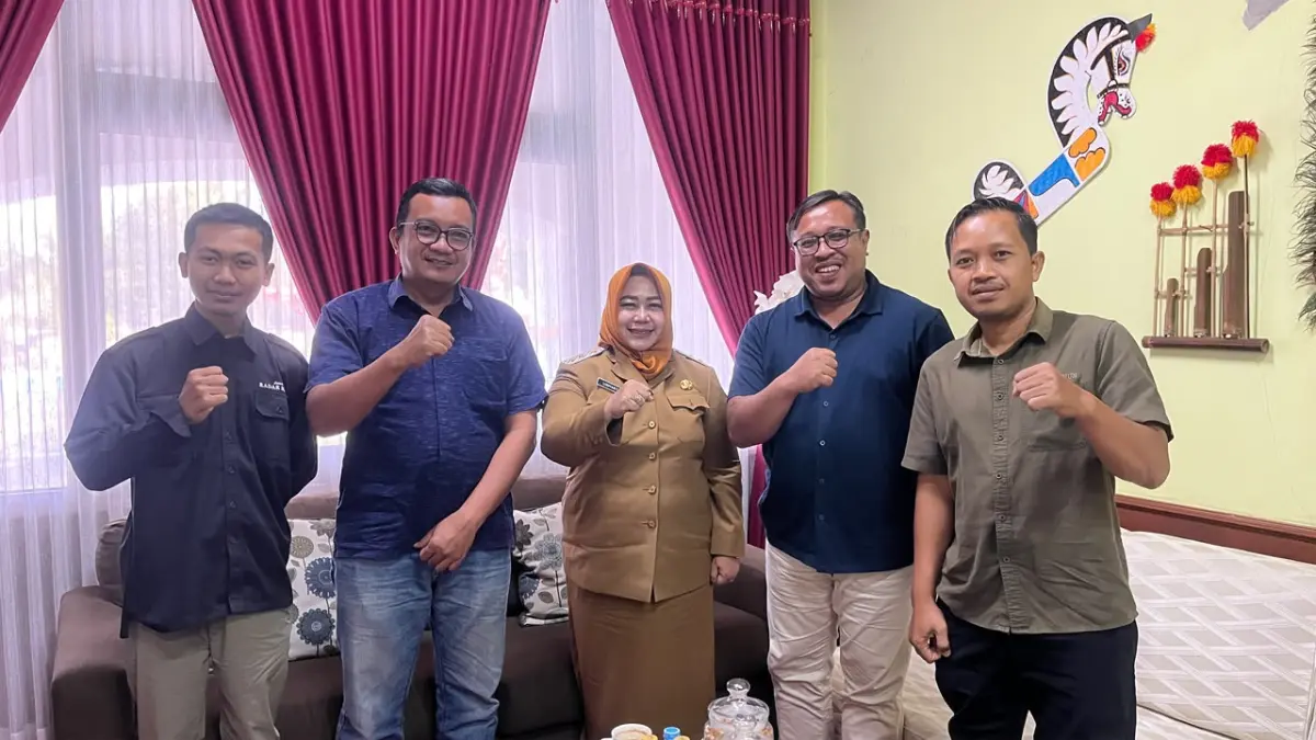 Direktur Jawa Pos Radar Madiun Ockta Prana (dua dari kanan) bersama Plt Bupati Ponorogo Lisdyarita (tengah) dan perwakilan manajemen Radar Madiun, di sela dialog pada Senin (21/9).