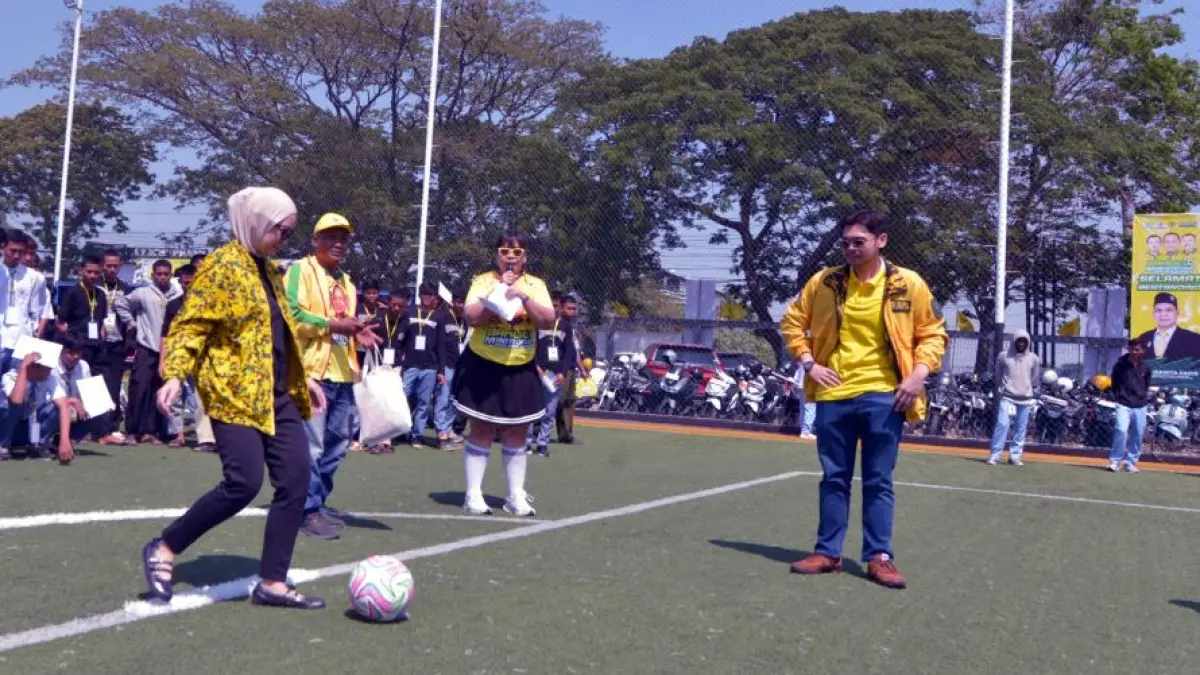 KICK OFF: Anggota DPR RI Adela Kanasya Adies melakukan tendangan pertama sabagai penanda dimulainya turnamen Bahlil Mini Soccer Zona 7 Surabaya. (ANDY SATRIA/RADAR SURABAYA)