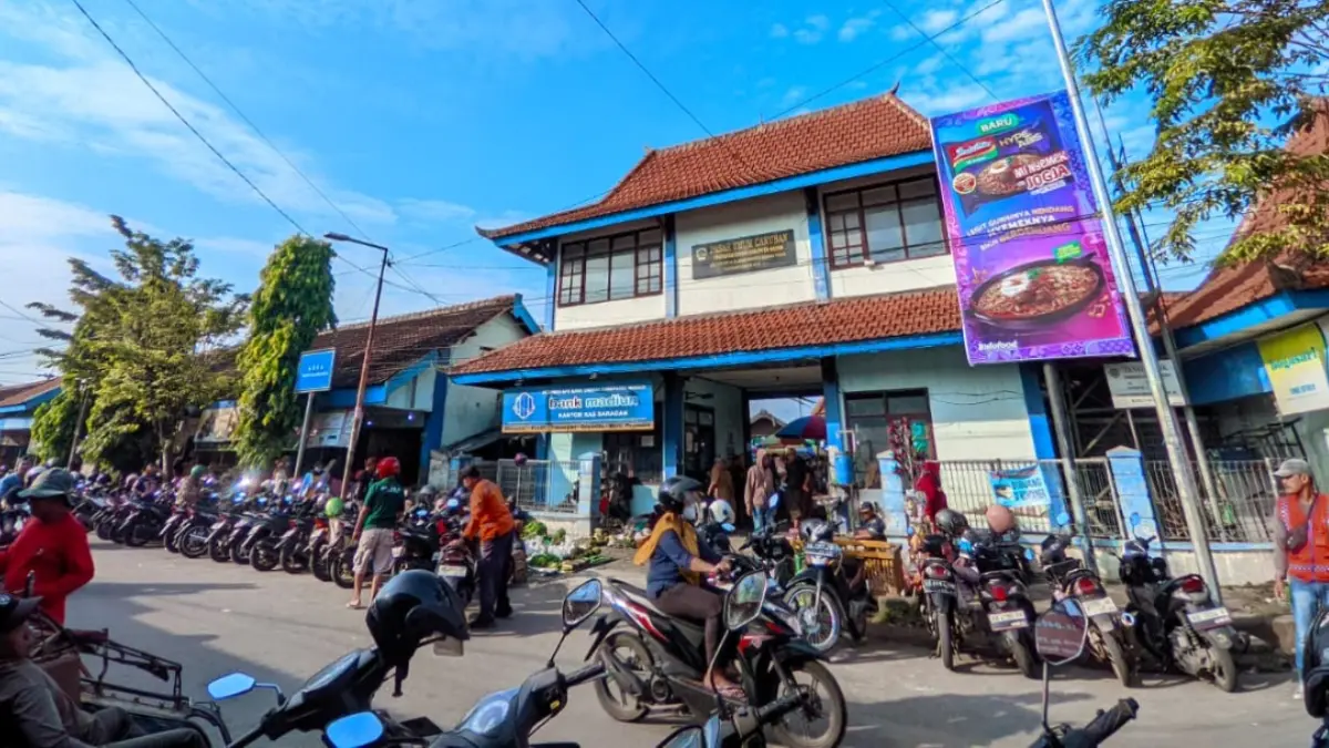 PARKIR: Aktivitas parkir kendaraan di Kabupaten Madiun. Realisasi PAD sektor parkir mencapai Rp 4,72 miliar hingga akhir Agustus 2026. DOK RADAR MADIUN