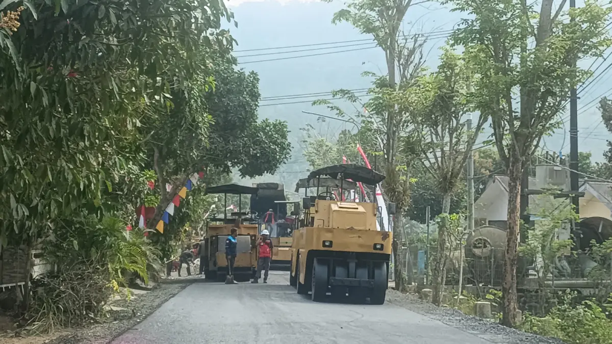 PEMERATAAN PEMBANGUNAN: Juru Bicara Gabungan Komisi DPRD Pacitan Anung Dwi Ristanto membacakan rekomendasi terkait P-APBD 2026, termasuk pemerataan pembangunan infrastruktur.