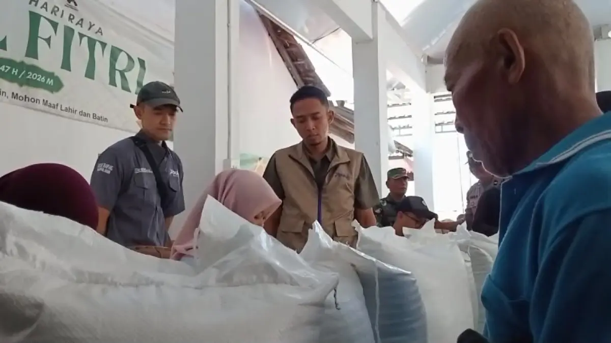 PENYALURAN TUNTAS: Bulog Kantor Cabang Madiun memantau distribusi bantuan pangan beras tahap II di Kecamatan Sawahan. DIAN RAHAYU/RADAR CARUBAN