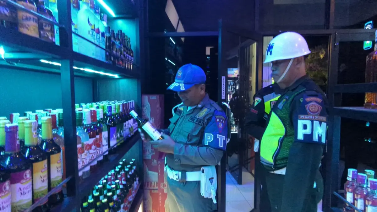 RAZIA MINOL: Petugas gabungan Satpol PP Kabupaten Madiun dan POM AD memeriksa tempat usaha penjualan minuman beralkohol di wilayah Caruban, Senin (21/9) dini hari. ISTIMEWA