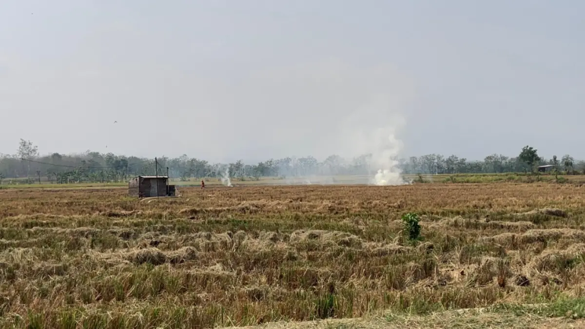 WASPADA KEBAKARAN: Warga diminta tidak meninggalkan pembakaran sampah sebelum api benar-benar padam untuk mencegah kebakaran akibat cuaca panas dan angin kencang. LODITYA FERNANDEZ/RADAR CARUBAN