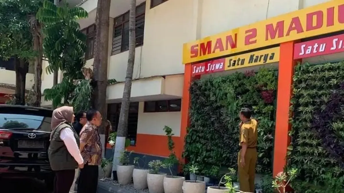Kejari Kota Madiun meninjau langsung progres proyek revitalisasi SMAN 2 Madiun dan SMK Bina Farma bersama Cabdindik Madiun, Selasa (22/9).