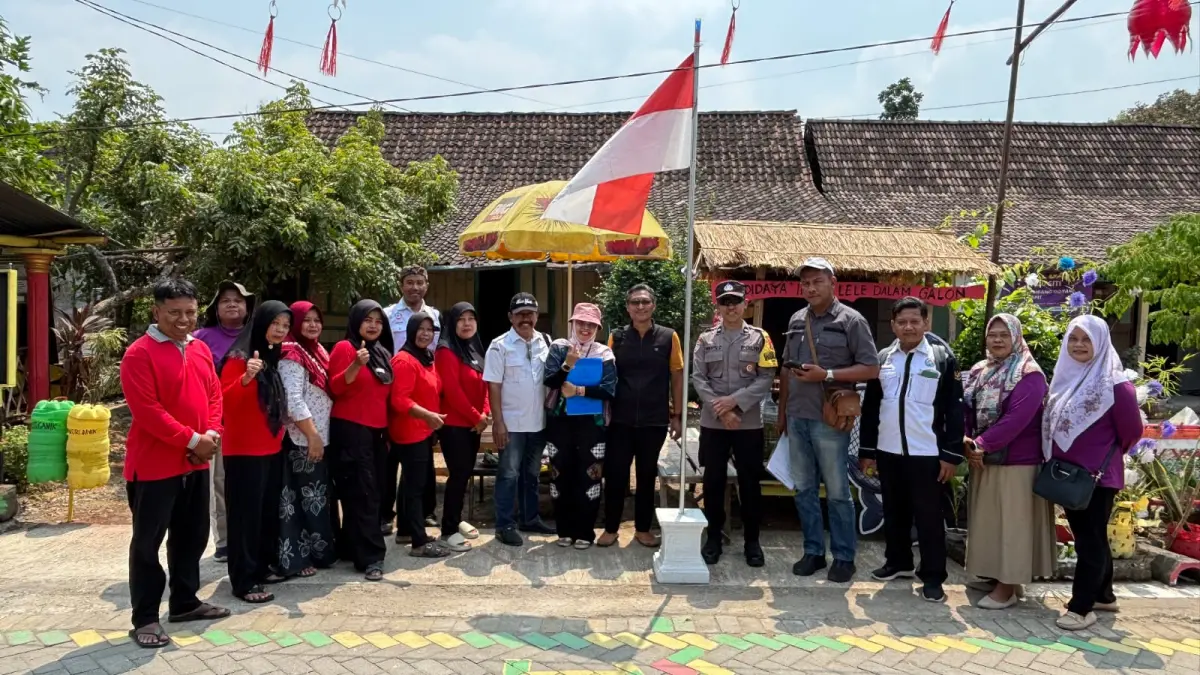 Peserta lomba kebersihan lingkungan berfoto bersama dewan juri saat meninjau langsung lokasi.
