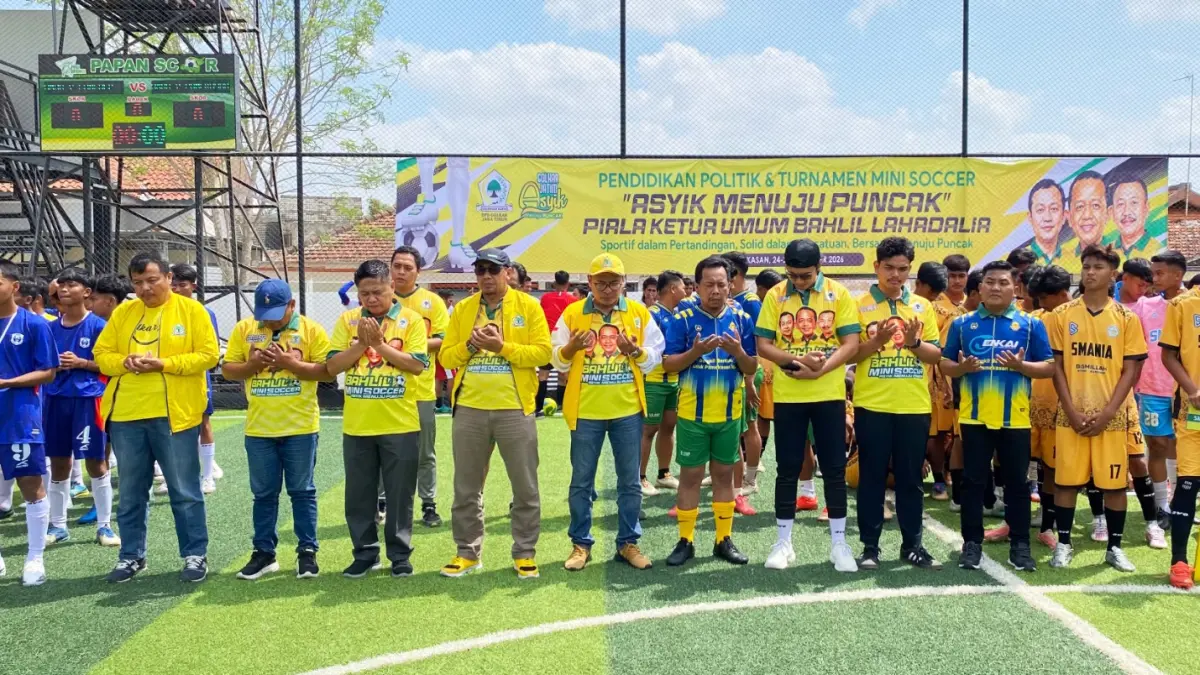 Ketua Panitia Bahlil Mini Soccer Arif Fathoni (topi kuning), Direktur JPRM Abdul Aziz (empat dari kiri) beserta bersama pengurus DPD Partai Golkar Jatim dan pengurus DPD Partai Golkar se-Madura memanjatkan doa bersama para peserta.&nbsp;(FAHMI JALIL/RADAR MADURA)