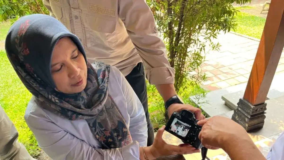 Anggota Ombudsman RI Syafrida Rachmawati Rasahan menunjukkan dokumentasi sidak di Lapas Kelas IIA Cibinong. (Antara)