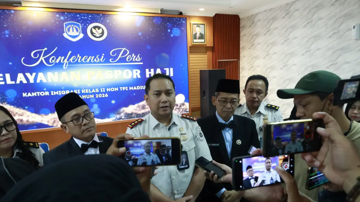 Kepala Kantor Imigrasi Kelas II Non TPI Madiun Arief Adi Prayogo memberikan keterangan pada saat Konferensi Pers Pelayanan Paspor Haji.