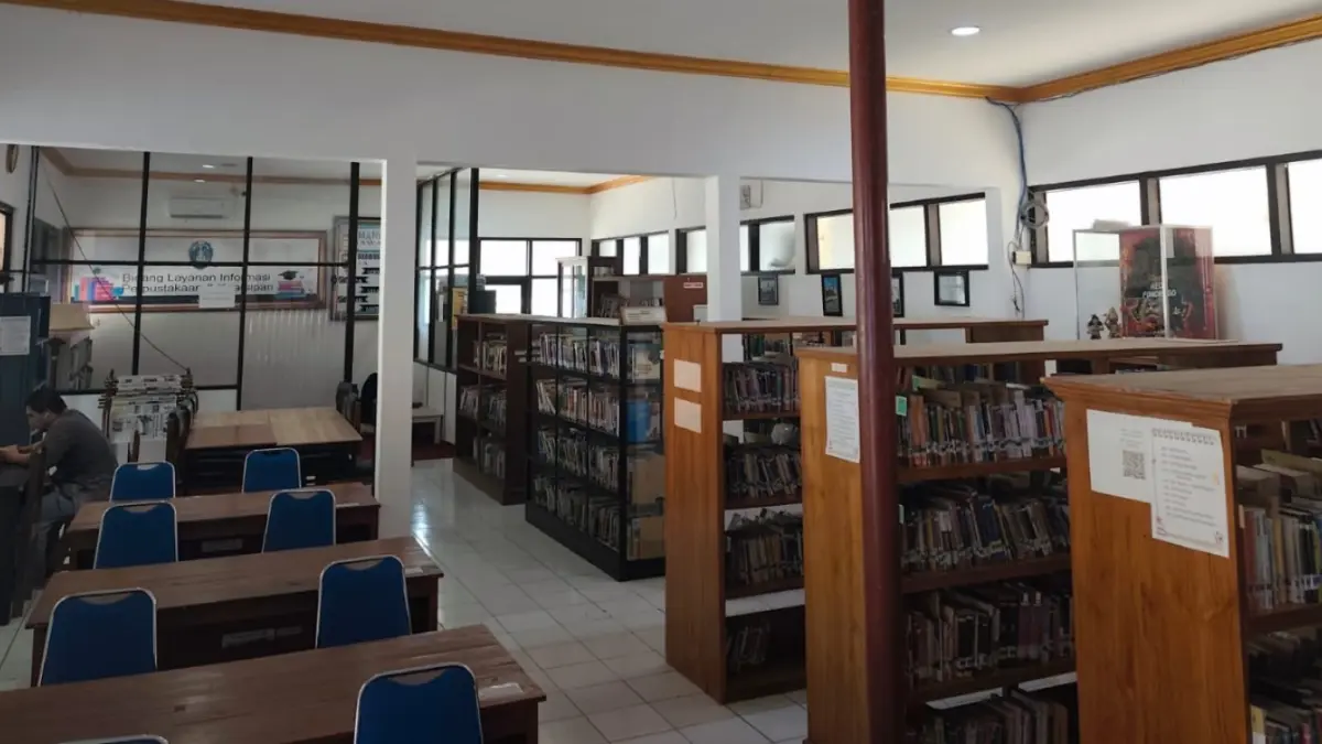 LITERASI: Ribuan buku koleksi Disperpusip Ponorogo tersedia bagi pengunjung. Rata-rata kunjungan perpustakaan tersebut masih berkisar 30 orang per hari. SUGENG DWI N./JAWA POS RADAR PONOROGO